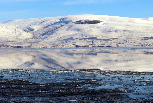 Buzla kaplanan Çıldır Gölü büyülüyor