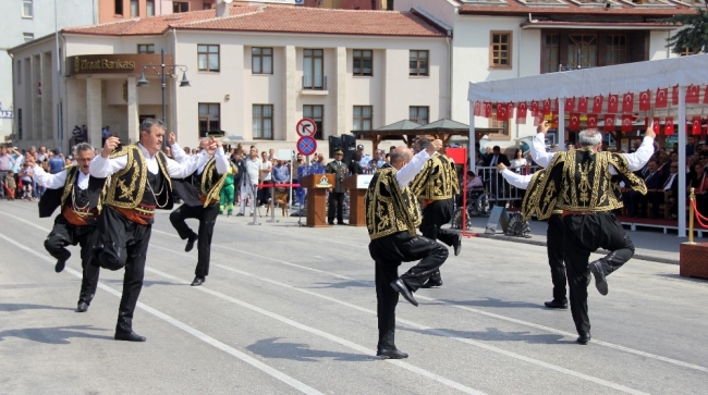 Komandoların Zeybek oyunu Zafer Bayramı'na damga vurdu