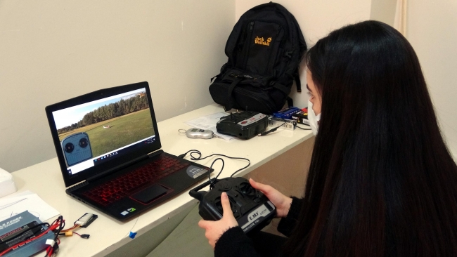 Liseli öğrenciler insansız model uçak yaptı