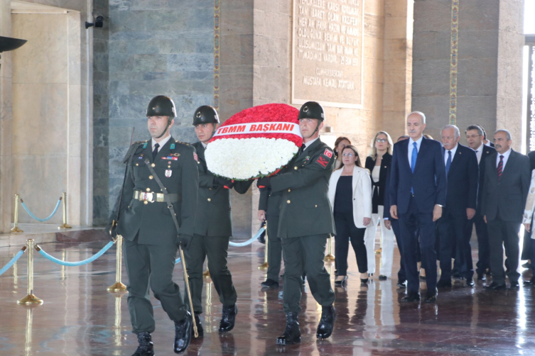 TBMM Başkanı Kurtulmuş Anıtkabir'i ziyaret etti