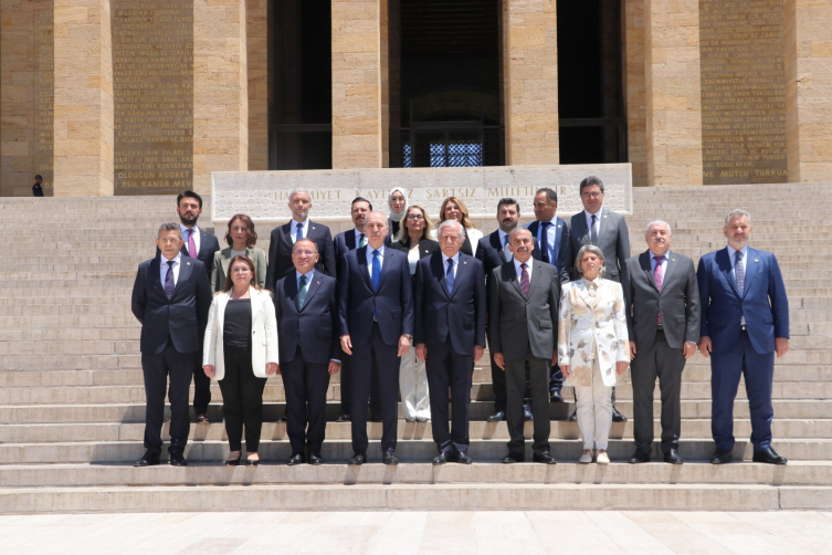 TBMM Başkanı Kurtulmuş Anıtkabir'i ziyaret etti