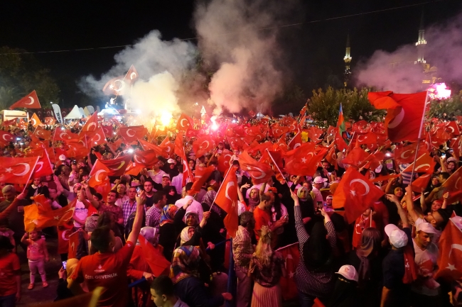 Milyonlar şehitler için meydanlara indi