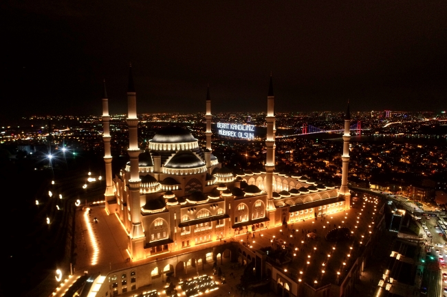 Berat Kandili'nde eller duaya açıldı