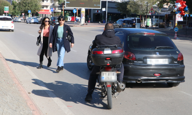 Adana'da yayalara yol vermeyen sürücülere ceza kesildi