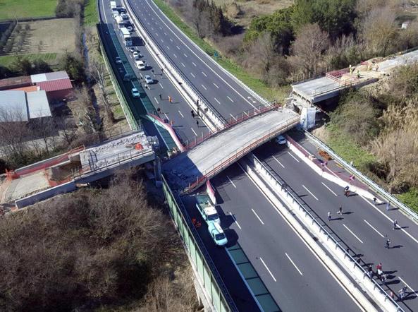 Otoyol köprüsü araçların üzerine düştü: 2 ölü