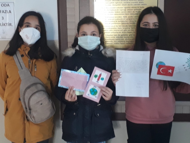 Öğrencilerden aşıyla insanlığa umut olan çifte mektup