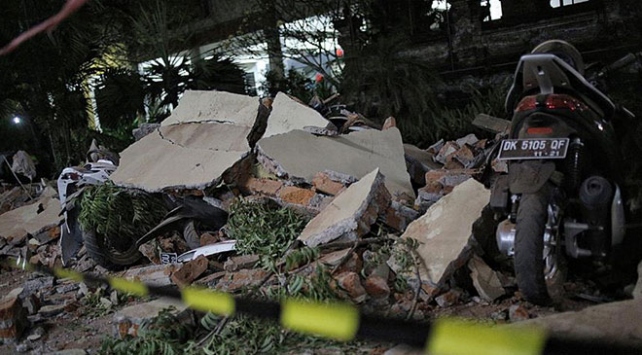 Endonezya'da 7 büyüklüğünde deprem: 91 kişi öldü