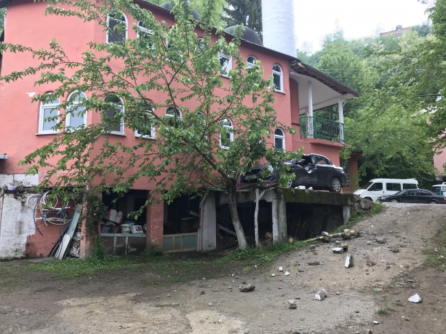 Minareye yıldırım isabet etti