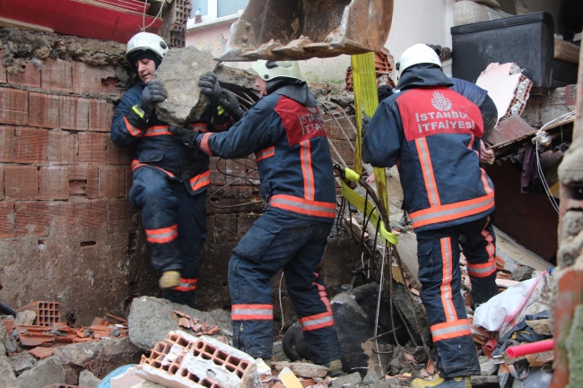 Göçük altında kalan ineği için gözyaşı döktü
