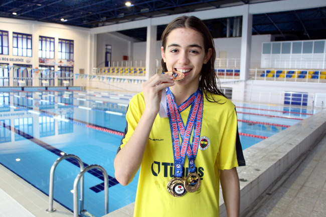 Korkusunu yenmek için başladığı yüzmede 3'üncü kez Türkiye şampiyonu oldu