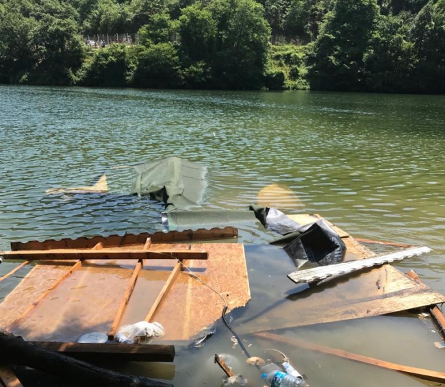 Şile'de çöken çardakta oturanlar göle düştü