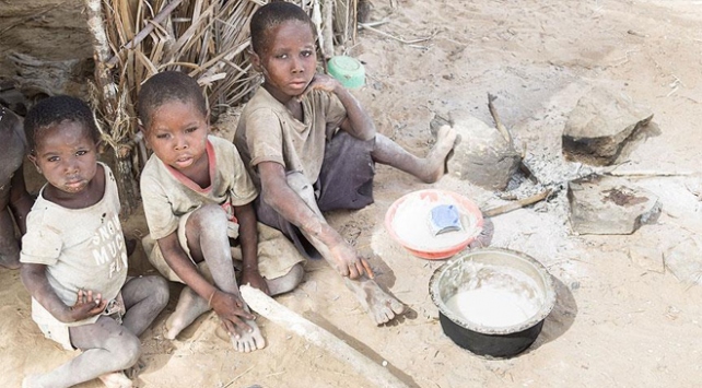 Yemenliler yaprak yiyerek hayatta kalmaya çalışıyor