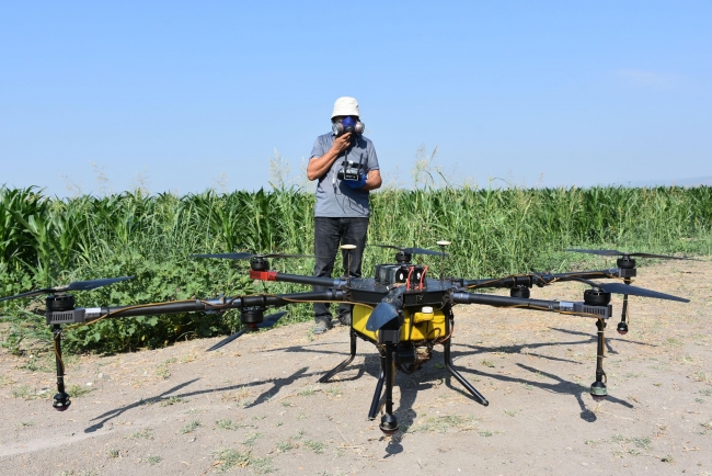 Tarımsal ilaçlamayı drone ile yapıyor