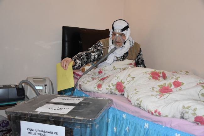 Hasta ve engelli seçmenler "seyyar sandık" ile oy kullanıyor