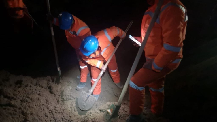 Maden sahasında toprak kayması: 9 işçiyi arama çalışmaları sürüyor