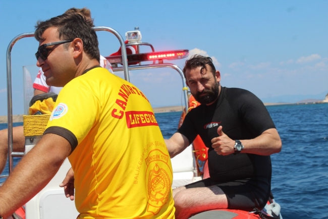 Engelli rekortmen 15 Temmuz şehitleri için daldı