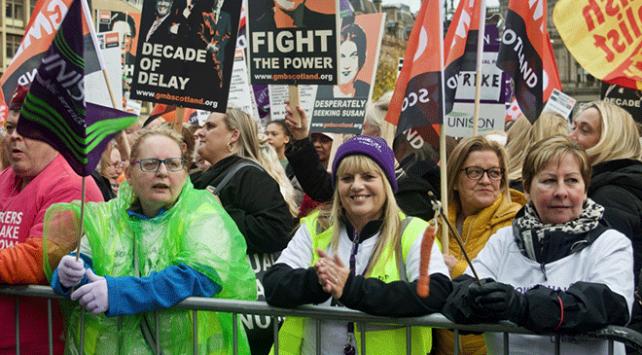 İskoçya'da kadınlar eşit ücret için sokağa çıktı