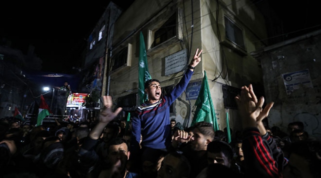 Gazze'de ateşkes kutlaması İsrail'de hükümet protestosu