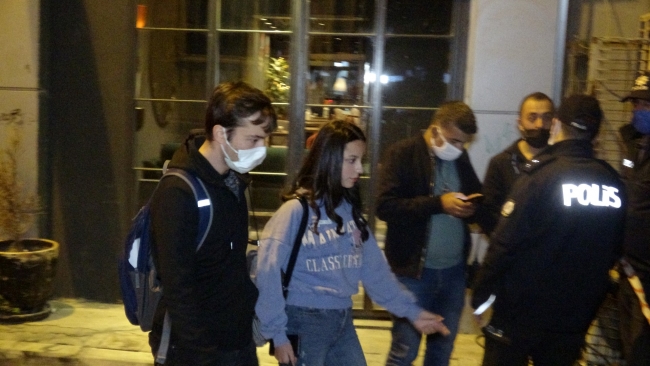 İzmir'de duvarı çatlayan bina boşaltıldı