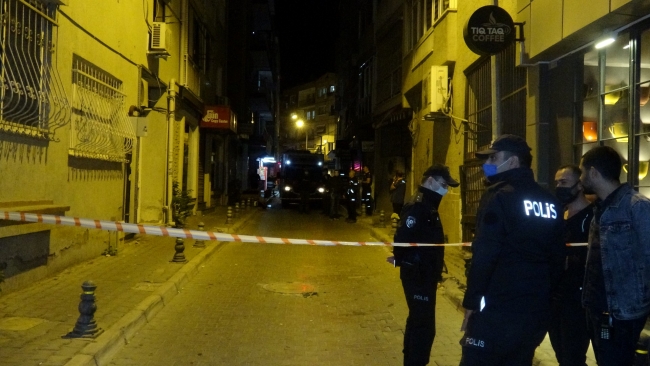 İzmir'de duvarı çatlayan bina boşaltıldı