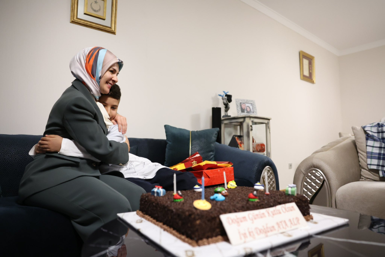 Bakan Göktaş'tan şehit askerin oğluna doğum günü sürprizi