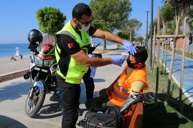 Konyaaltı Sahili'nde acil sağlık ekipleri görevlendirildi