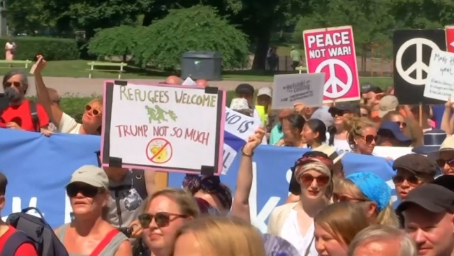 Helsinki'de Trump-Putin zirvesi protesto ediliyor