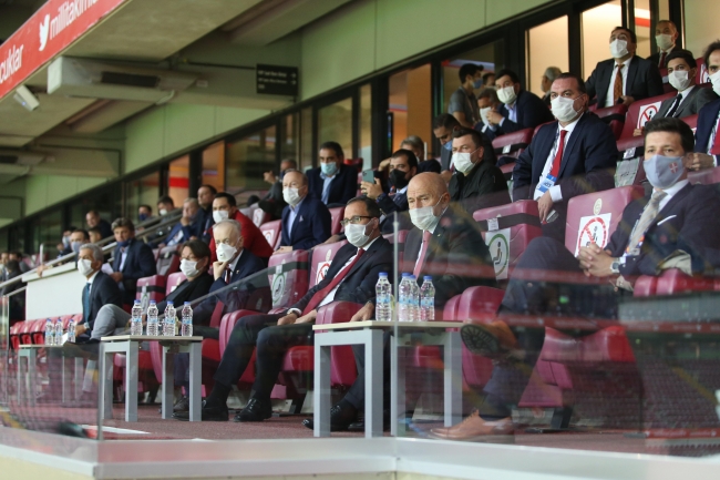 217 gün sonra stada seyirci alındı