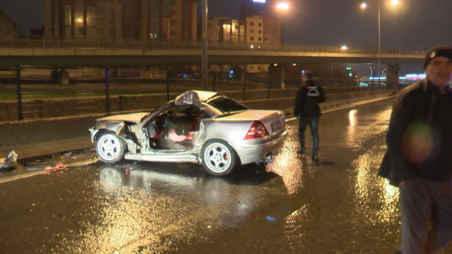 Ataşehir'de hafif ticari araca çarpan otomobilin sürücüsü hayatını kaybetti