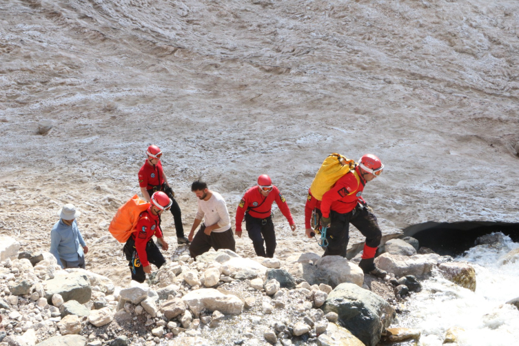 Cilo buzullarına düşen 4 dağcıdan 2'si kurtarıldı