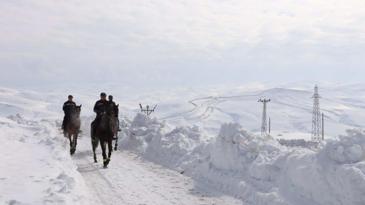 Komandolar ve atlı birlikler kaçakçılığın önüne geçmeye çalışıyor