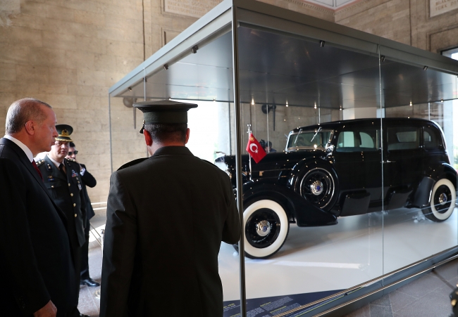 Cumhurbaşkanı Erdoğan Anıtkabir Özel defterini imzaladı
