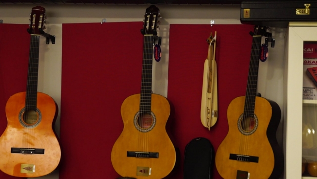 Bu kütüphanede kitap değil enstrüman var