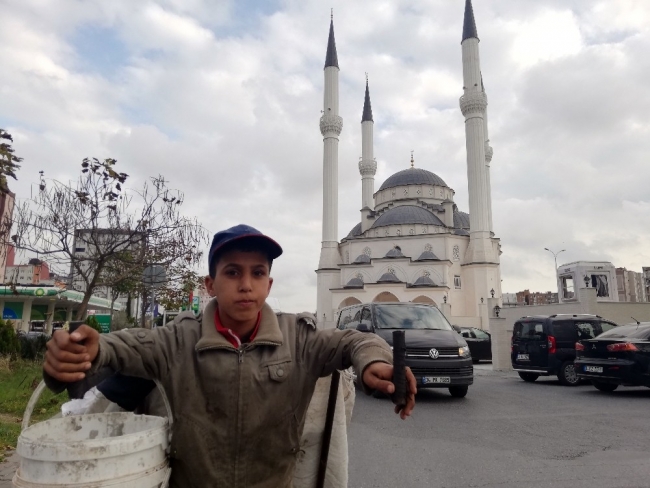 Suriyeli kağıt toplayan çocuk kartonun üzerinde namaz kıldı