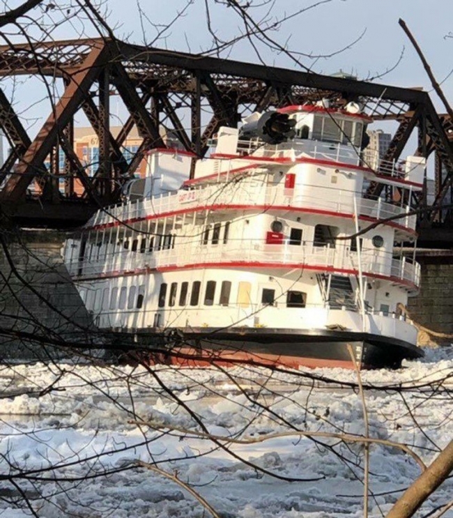 ABD'de sürüklenen gemiler demir yolu köprüsüne çarptı