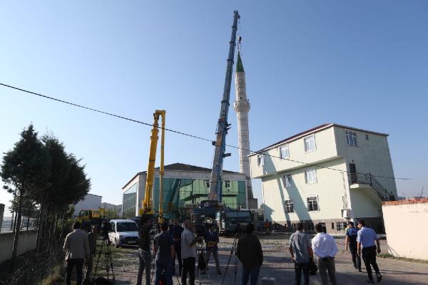 İstanbul'daki depremde hasar gören minarenin yıkımına başlandı