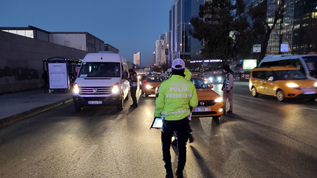 İstanbul'da servis denetimi: Belgeleri olmayan sürücülere ceza kesildi