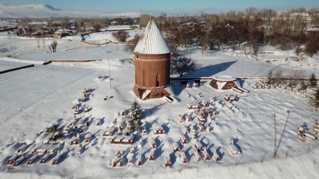 Tarihi ilçe Ahlat kar yağışıyla güzel bir görünüme kavuştu