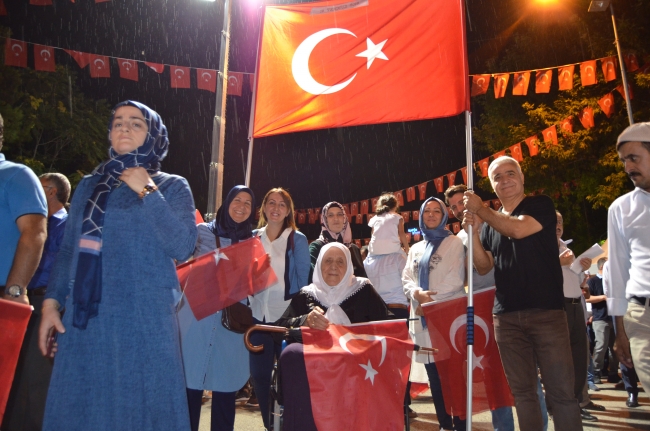 Milyonlar şehitler için meydanlara indi