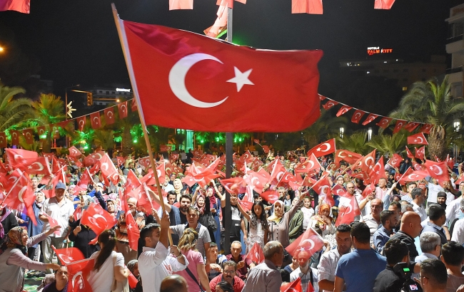 Milyonlar şehitler için meydanlara indi