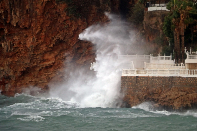 Antalya'da hızı 130 kilometreyi bulan fırtına: Çatılar uçtu, yol çöktü
