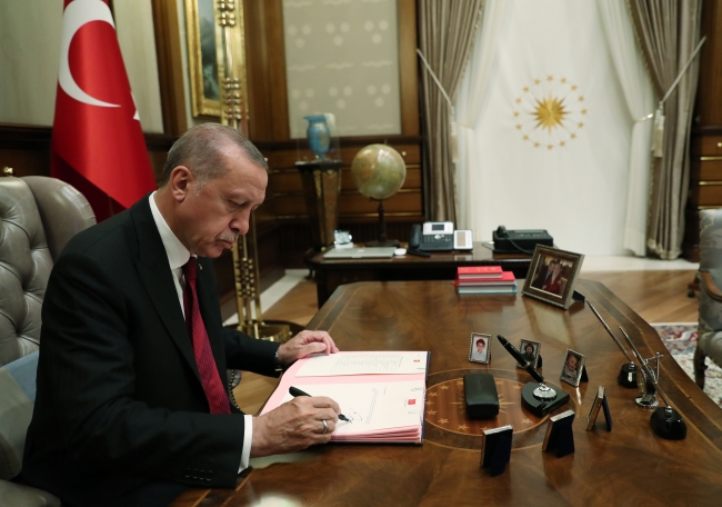Cumhurbaşkanı Recep Tayyip Erdoğan, Yeni Hükümet Sistemi'nin ilk kabinesini onayladı. Cumhurbaşkanı Erdoğan yeni yönetim sisteminin ilk kabinesini açıkladı