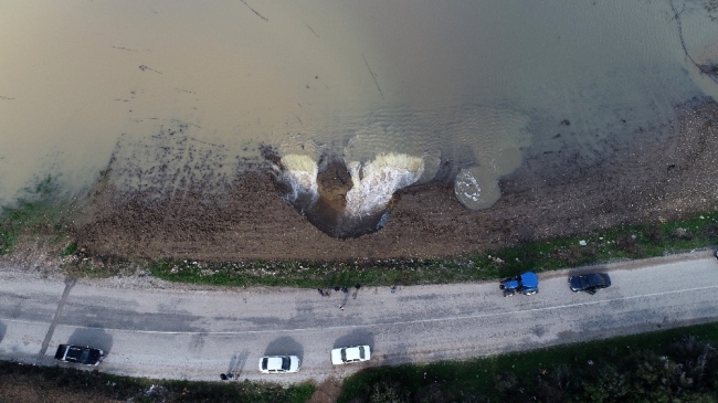 İzmir'de aşırı yağışlardan sonra derin obruklar oluştu