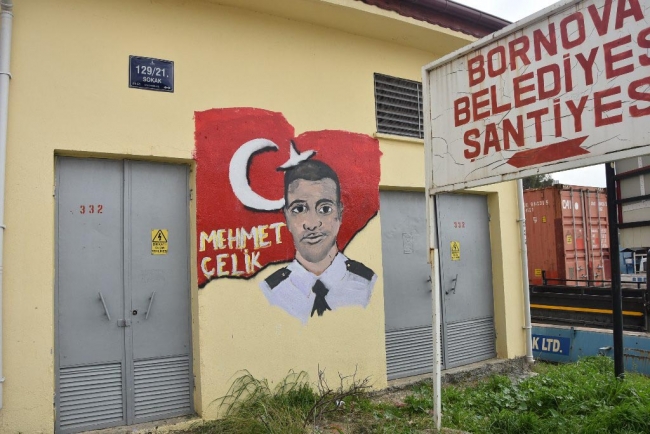 Kendisini köpeklerden kurtaran şehit polisin resmini yaptı