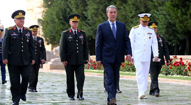 Bakan Akar ve yeni komuta kademesinden Anıtkabir ziyareti