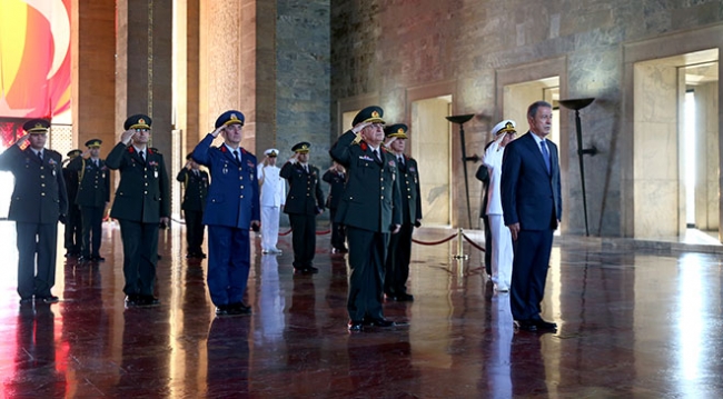 Bakan Akar ve yeni komuta kademesinden Anıtkabir ziyareti