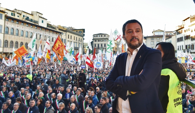 Eski İtalya İçişleri Bakanı 'insanları alıkoyma' suçlamasıyla yargılanacak