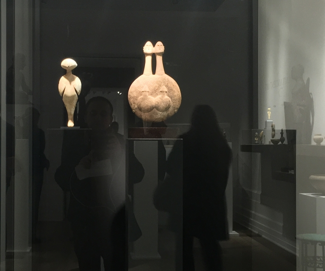 ABD'nin New York kentinde, Anadolu'ya ait yeni tarihi eserlerin bir sanat fuarda satıldığı ve içlerinden en az ikisinin Stargazer (Yıldız Avcısı) olarak anılan idoller olduğu ortaya çıkarıldı.(2017)| Fotoğraf: AA 