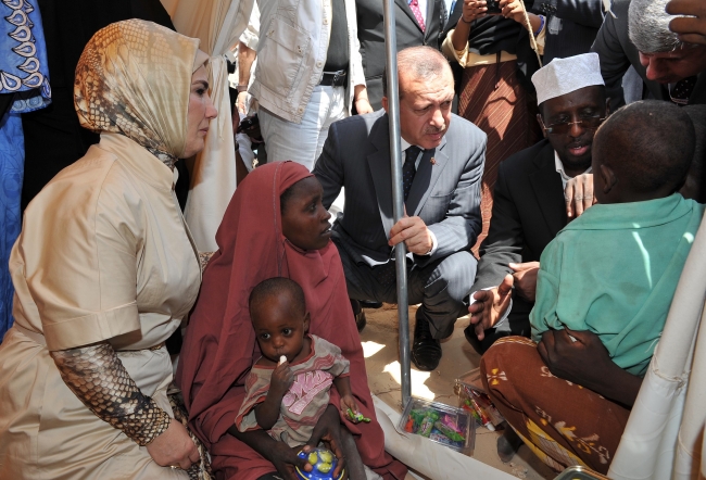 [Başbakan Recep Tayyip Erdoğan ve eşi Emine Erdoğan Somali'de. 2011. Fotoğraf: AA]