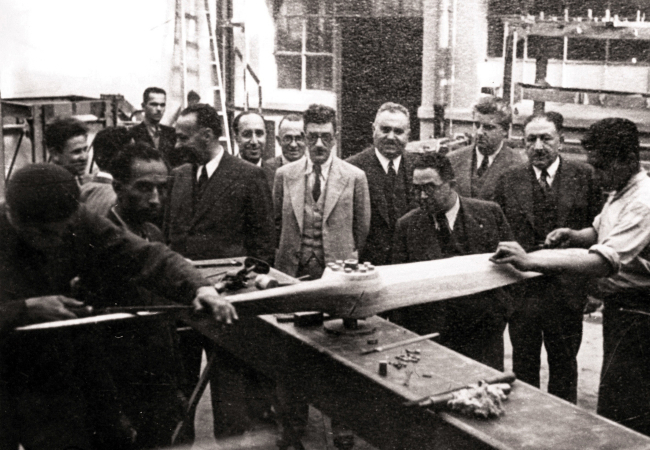 Türkiye 1930'lu yıllarda kendi uçaklarını üretebilecek konumdaydı. Fotoğrafta, Nuri Demirağ'ın kurduğu uçak fabrikasında çalışanlar görünüyor. Foto: AA